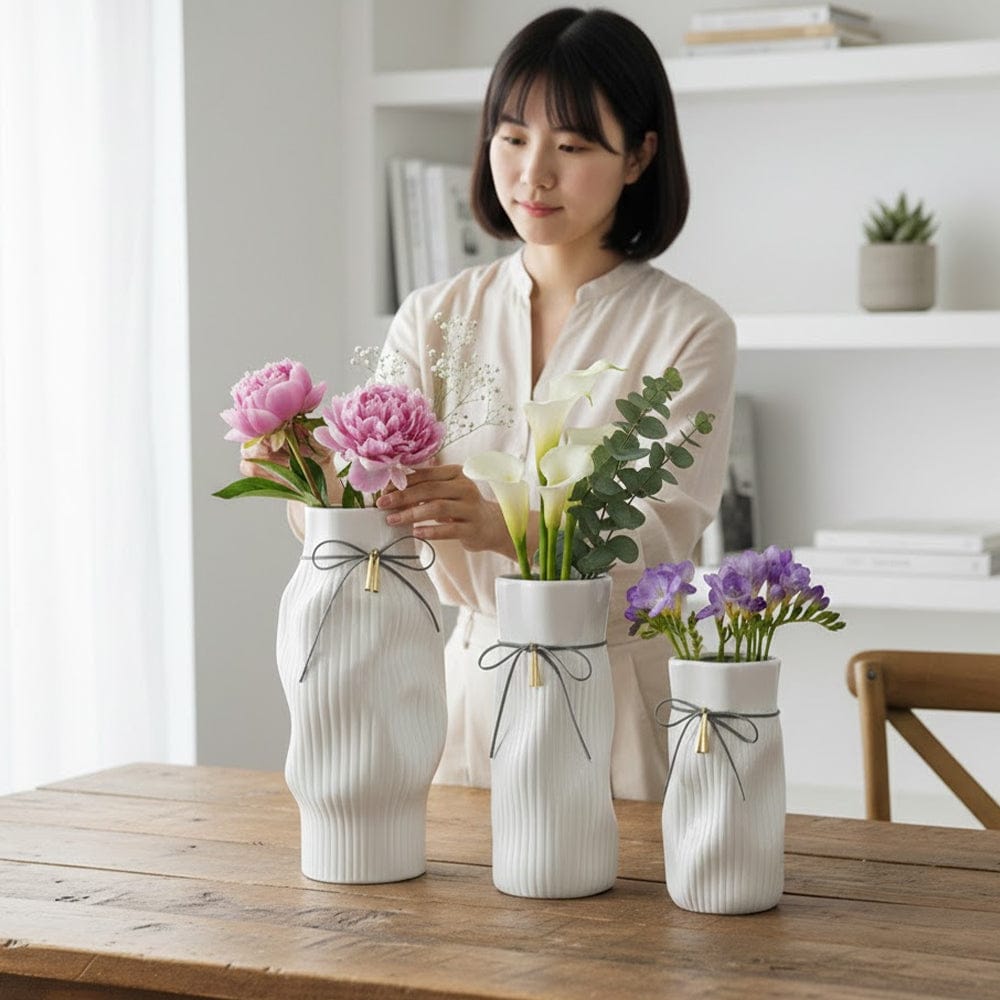 Alpha 55 Vase en céramique difforme rayé avec cordon décoratif