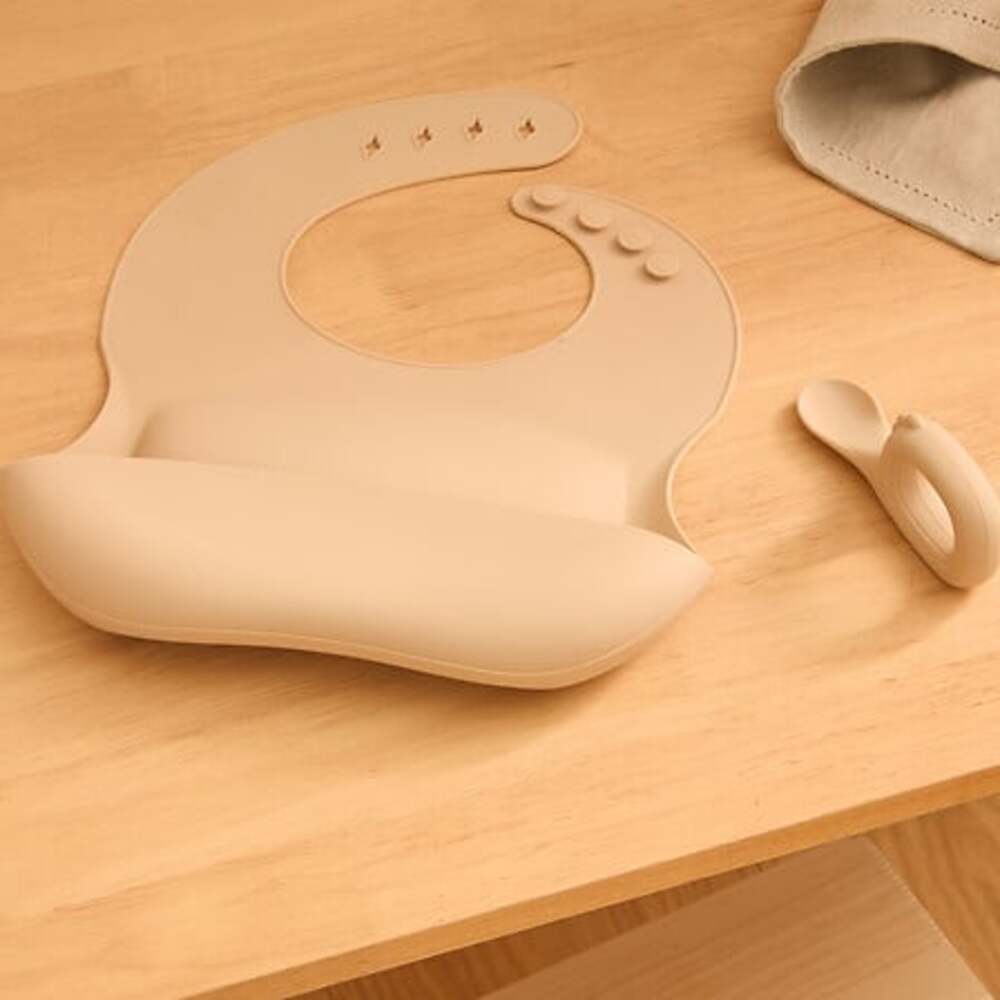 Alpha 55 Set bavoir et cuillère Yum en silicone