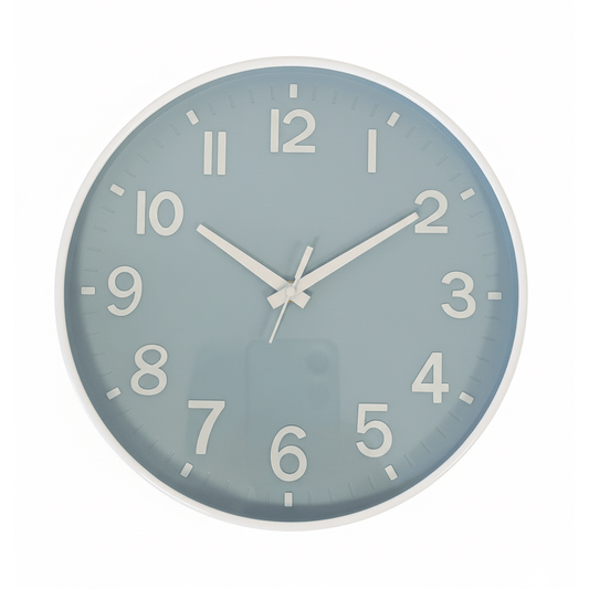 Alpha55 Horloge Murale 3457B Blanc – Fond Gris Élégant